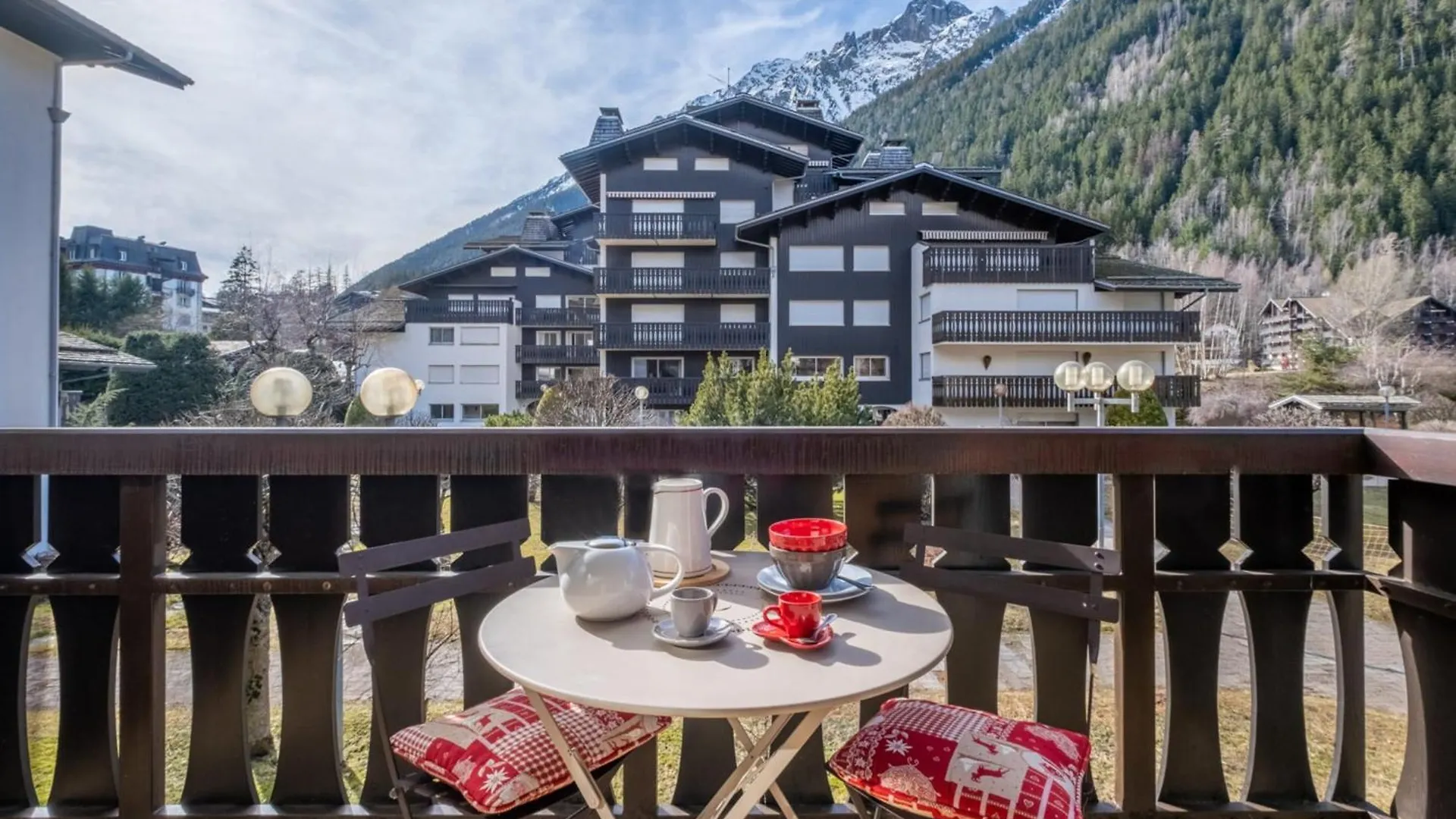 Beautiful 50M With 2 Balconies And Mountain View location